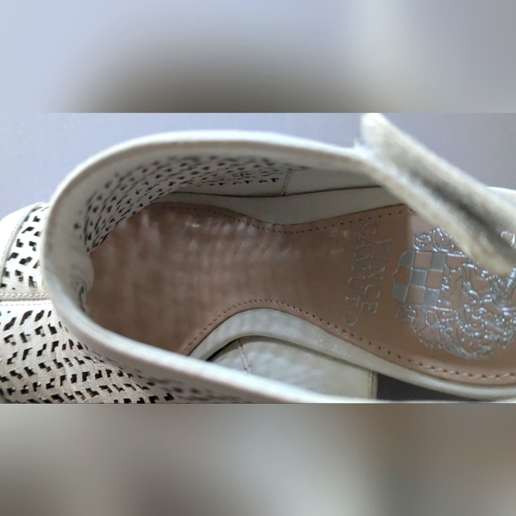 Designer Vince Camuto Perforated Leather Peep Toe Sandals. Size 5M/35 Like New! - Picture 5 of 16